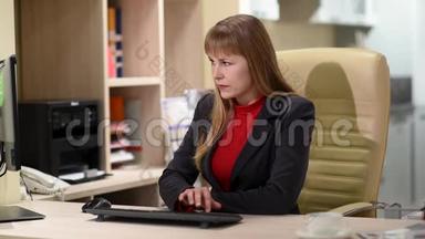 办公<strong>室</strong>里的女<strong>调解</strong>员在电脑前工作。